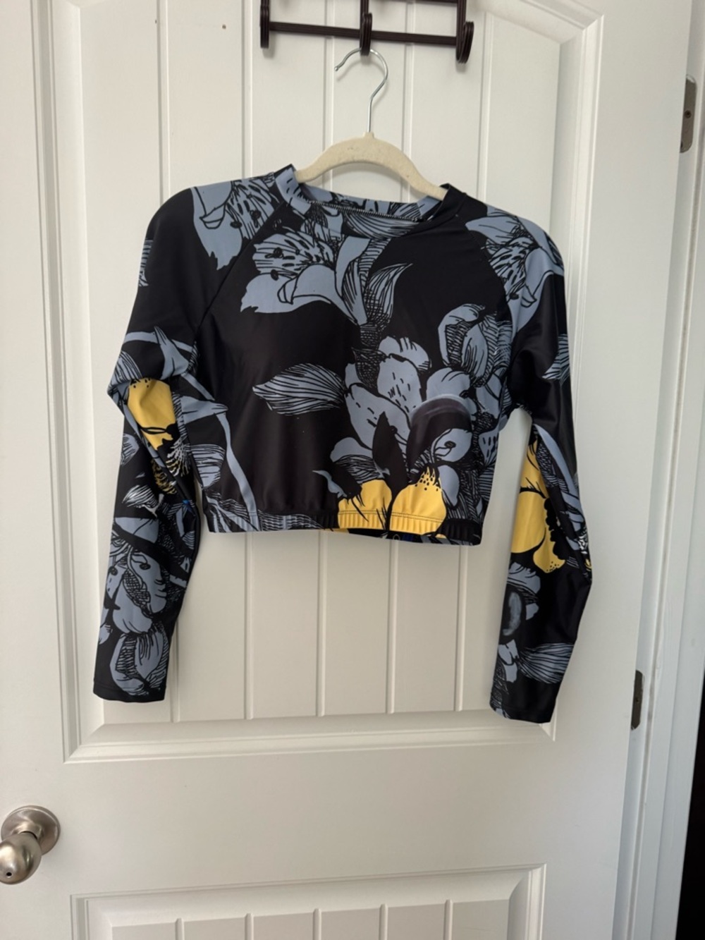 Cropped Floral Long-Sleeve Women's Top in Black, Gray & Yellow